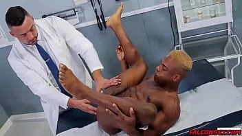 play Falconsex.com - dokter schuift zijn lul in en uit Adrian's gespierde kont. adriaan hart nieuwe dokter is lucca mazz, hij trekt onmiddellijk elk kledingstuk uit. dr. begint een vinger in Adrian's kont in zijn gaatje te werken.