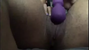 play El vibrador juega con las contracciones del orgasmo con chorros palpitantes @ 2.47
