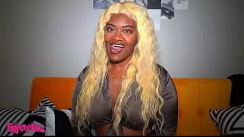 Jouer J'ai été interviewé sur un confortable canapé jaune et c'est arrivé