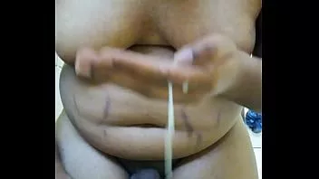 Riproduci Cornea spessa femminuccia cumslut Lana Saphire gioca con il suo bottino e Cumming come la sporca puttana che è