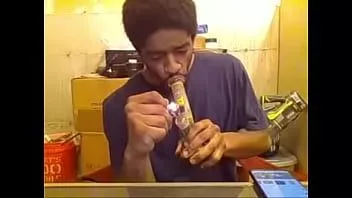 play Entediado vendo you tube shorts e fumando