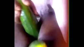 play Esposa de ébano fode frutas grandes em ambos os buracos para estranho