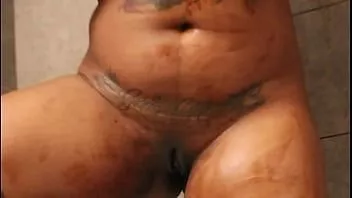 play Tatted thicky memukau kenikmatan tubuh dirinya di kamar mandi