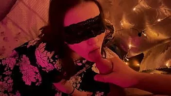 play Boquete de ano novo de férias de uma linda mulher com uma máscara e vestido