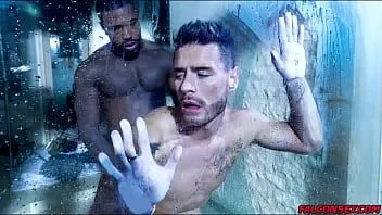play Los sementales cachondos Josh Moore y Reine golpean en la ducha. reinado, el propietario del b&b, josh, muestra al excursionista sudoroso una vez que se meten en la ducha, intercambian mamadas babosas. El reinado golpea su gruesa polla en el almizcle de Josh.