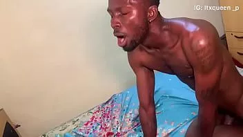 Reproducir Itxqueen no pudo resistir la polla negra de su novio en su coño mojado