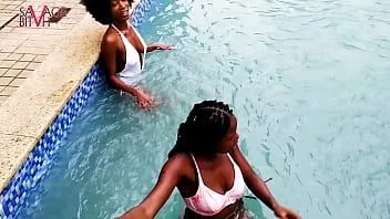 play Tempo agradável na piscina e banho com a deusajhay, terminando com um bom orgasmo - visualização