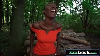 Reproducir Belleza africana engañada para tener sexo en público por buen dinero (zaawaadi)