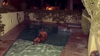 play पूल में मेरी बड़ी लूट वाली आबनूस सौतेली बहन के साथ कुछ मज़ा करते हुए उसने मुझे कुछ टेढ़ा सिर दिया
