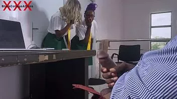 play As garotas pegaram o professor do pau grande se masturbando em seu escritório e depois foderam sua buceta apertada enquanto esguichavam por toda a mesa. assista partes completas quentes no red