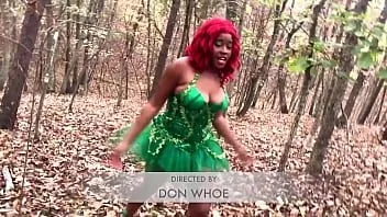 Reproducir Nina rivera juega con su coño en el bosque como superhotfilms cosplay de hiedra venenosa