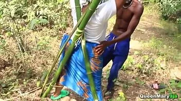Putar Sayang ebony panas diikat di bambu dan kacau keras