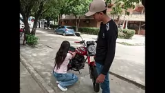 play Mi nuevo amigo de la universidad me ayuda a arreglar mi bicicleta y exige sexo como pago
