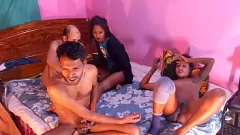 Reproducir Sexo de grupo áspero: Hanif, Popy Khatun y Mst Sumona en orgía caliente y humeante