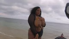 Riproduci Dietro le quinte con Miss Squisite sulla spiaggia