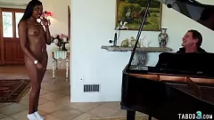 Jouer L'envie interdite de la demi-soeur Shae Spreadz pour une grosse bite blanche