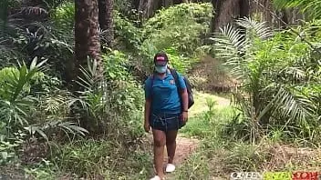 play Üniversiteli kız ormana giden yolunu kaçırdı ve iki bisikletli adam tarafından sikildi ve onlara tüm stilleri verdi